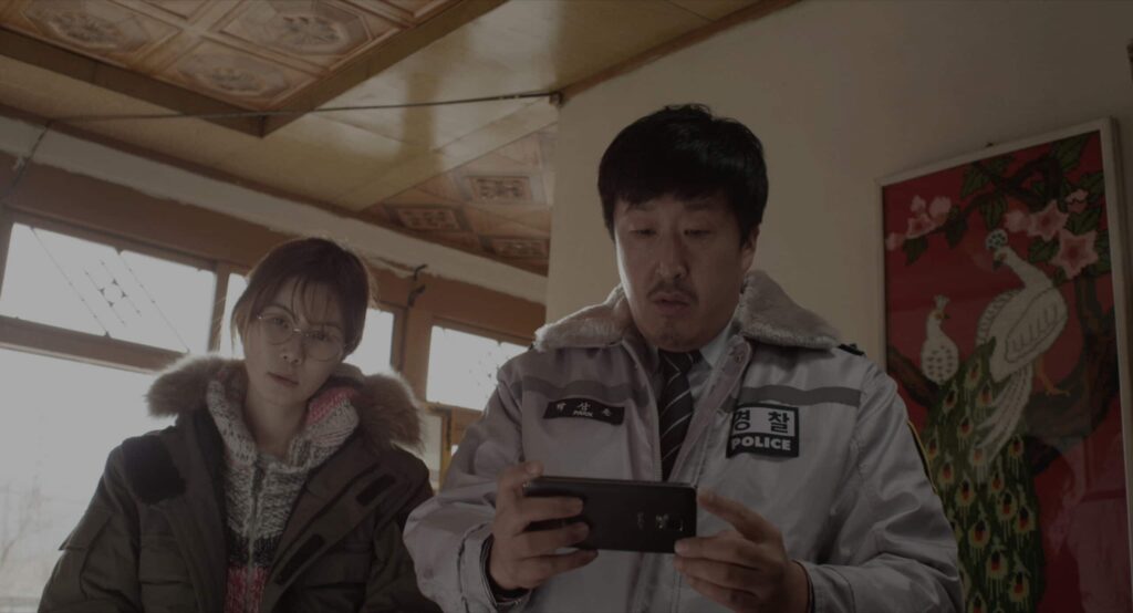 의자 위 여자 스틸컷 2