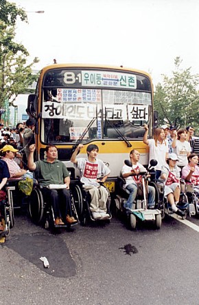 장애인 이동권 투쟁 보고서 – 버스를 타자! 스틸컷 3