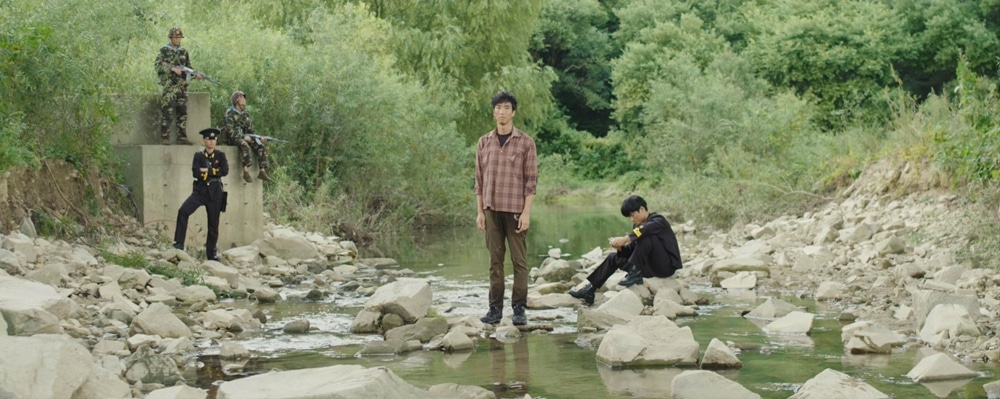 알을 깨고 나온 새 스틸컷 1