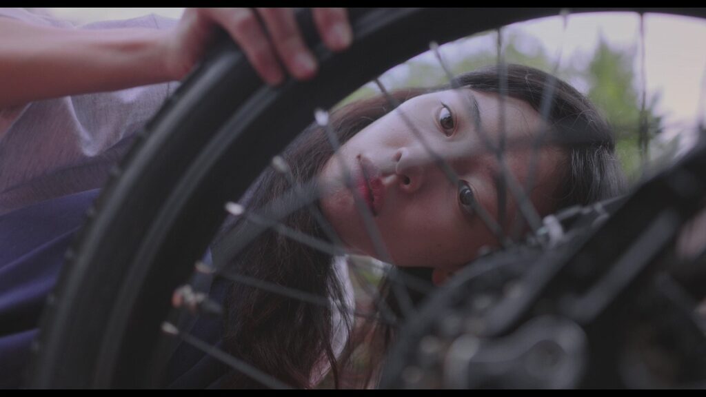 문 앞에 두고 벨 X 스틸컷 1