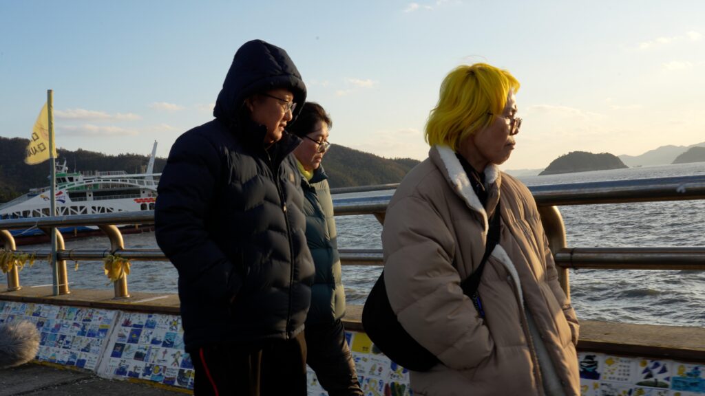 남쪽 항구에는 여전히 기다리는 이들이 있다 스틸컷 2