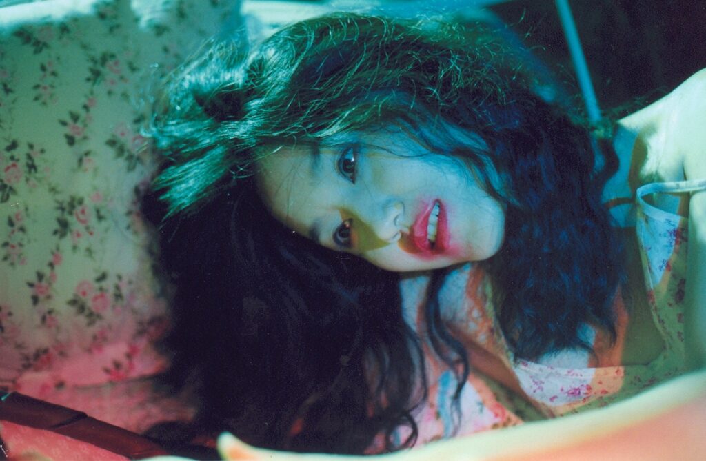 피로 물든 세계지도 스틸컷 1